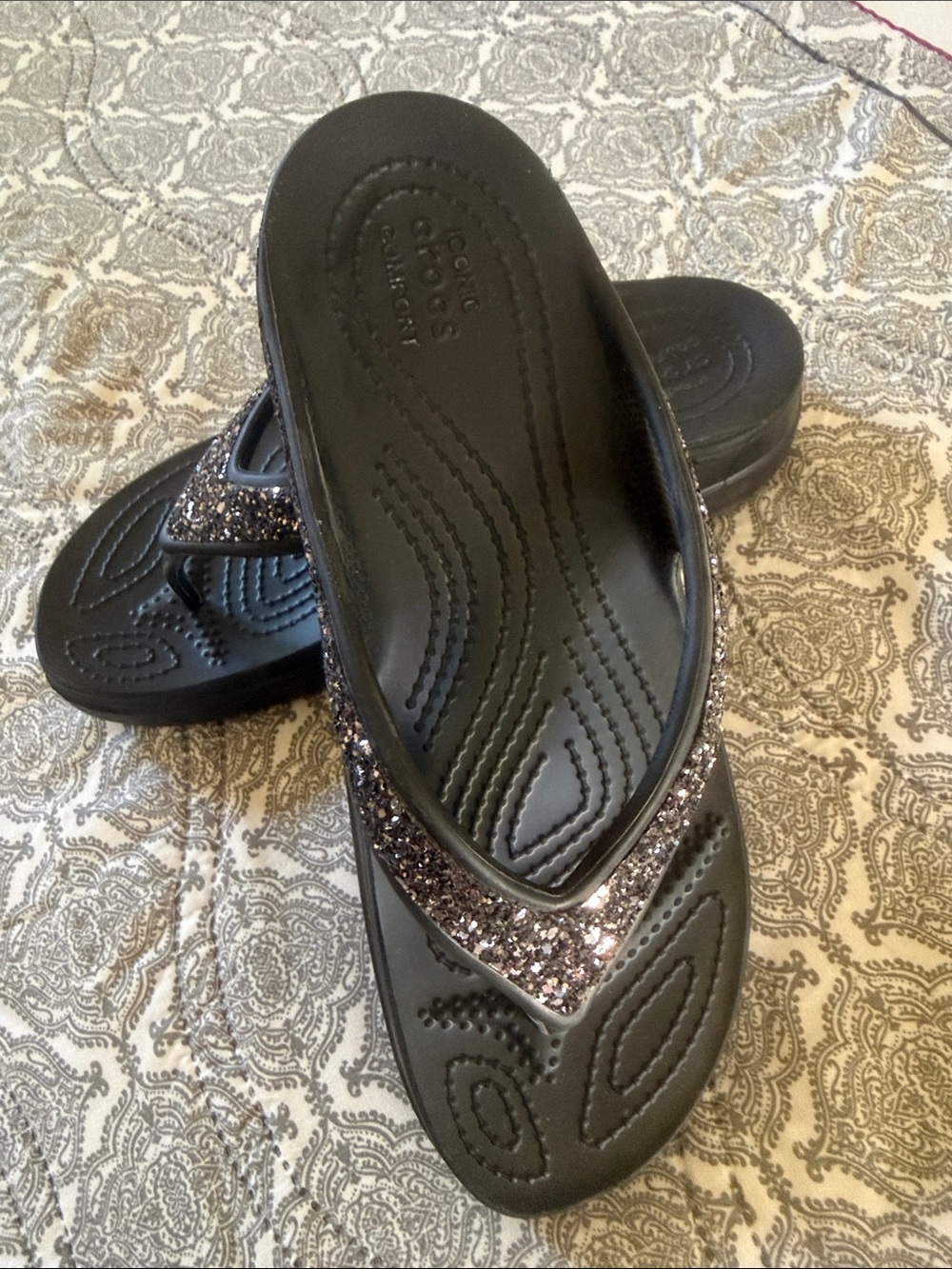 CROCS Black Glitter Strap Women’s Flip Sandals size 8 - Picture 2 of 4